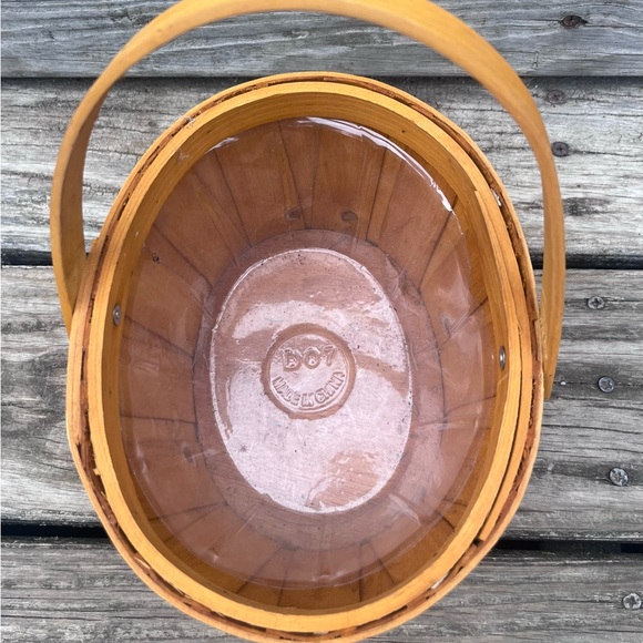 THE LUCKY CLOVER SMALL OVAL WOOD CHIP BASKET WITH HANDLE - Picture 4 of 5